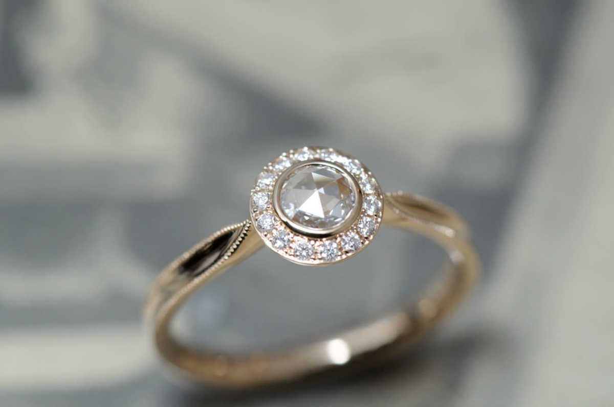 ハロリングという名前のローズカットダイヤモンドの婚約指輪
