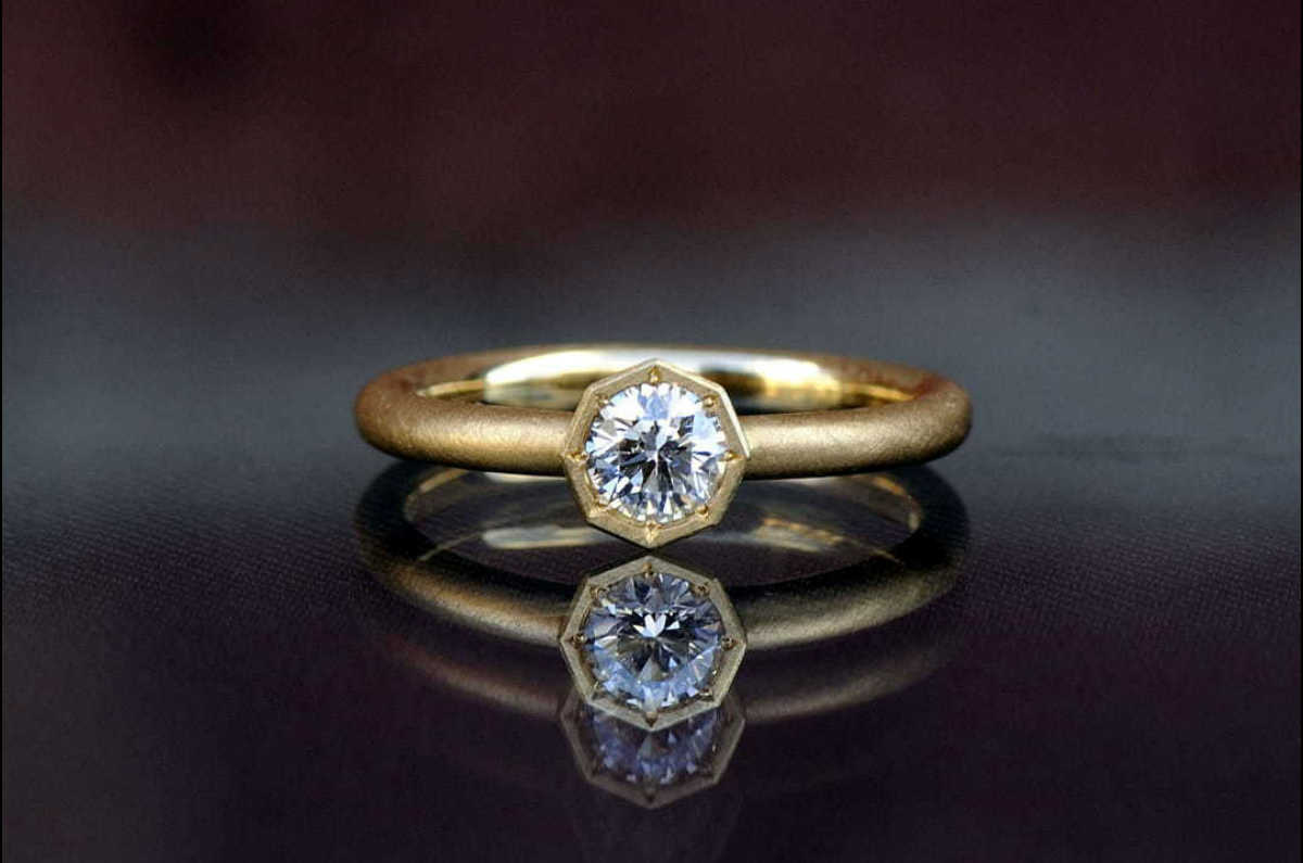 ブリリアントカットの八角形婚約指輪