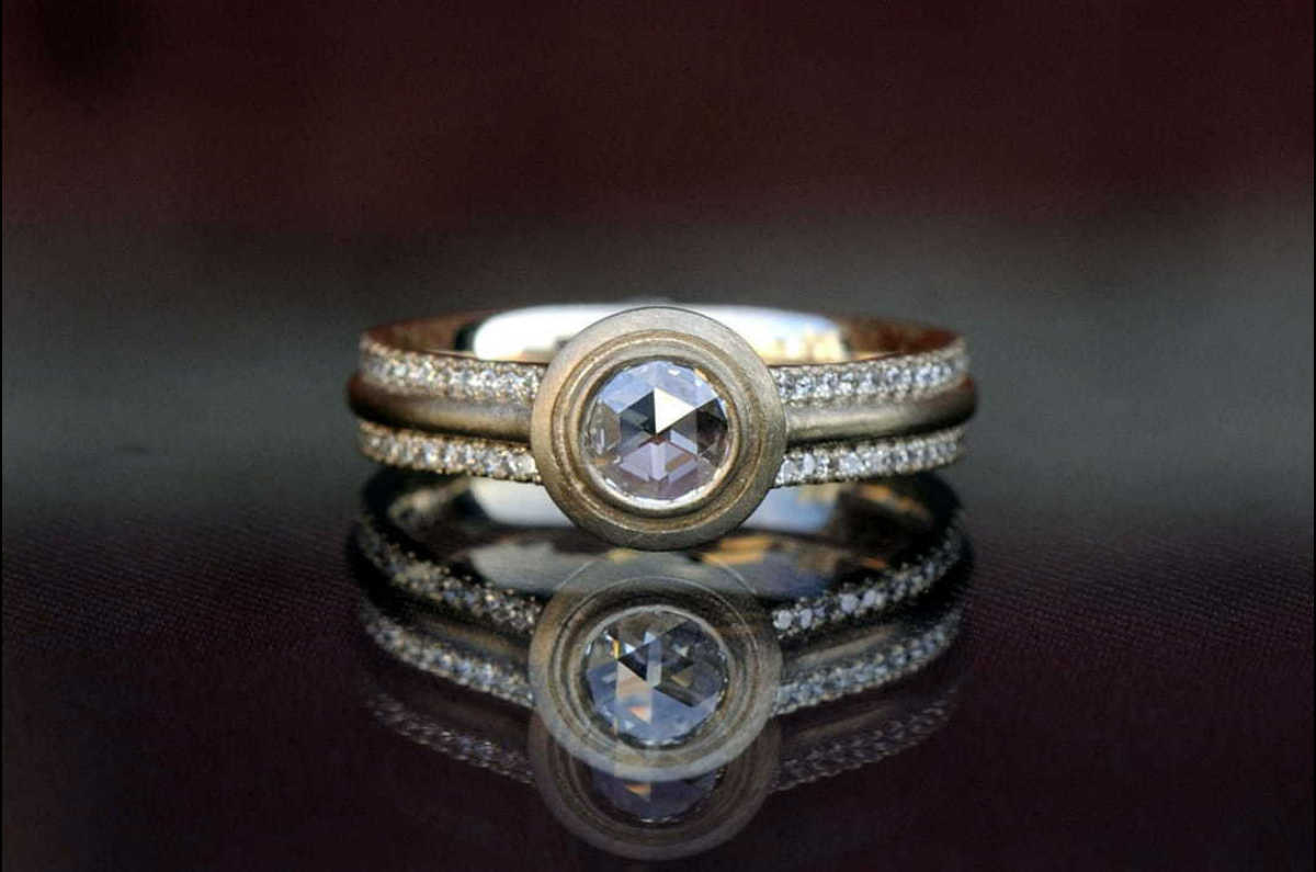 フレームローズカットの婚約指輪