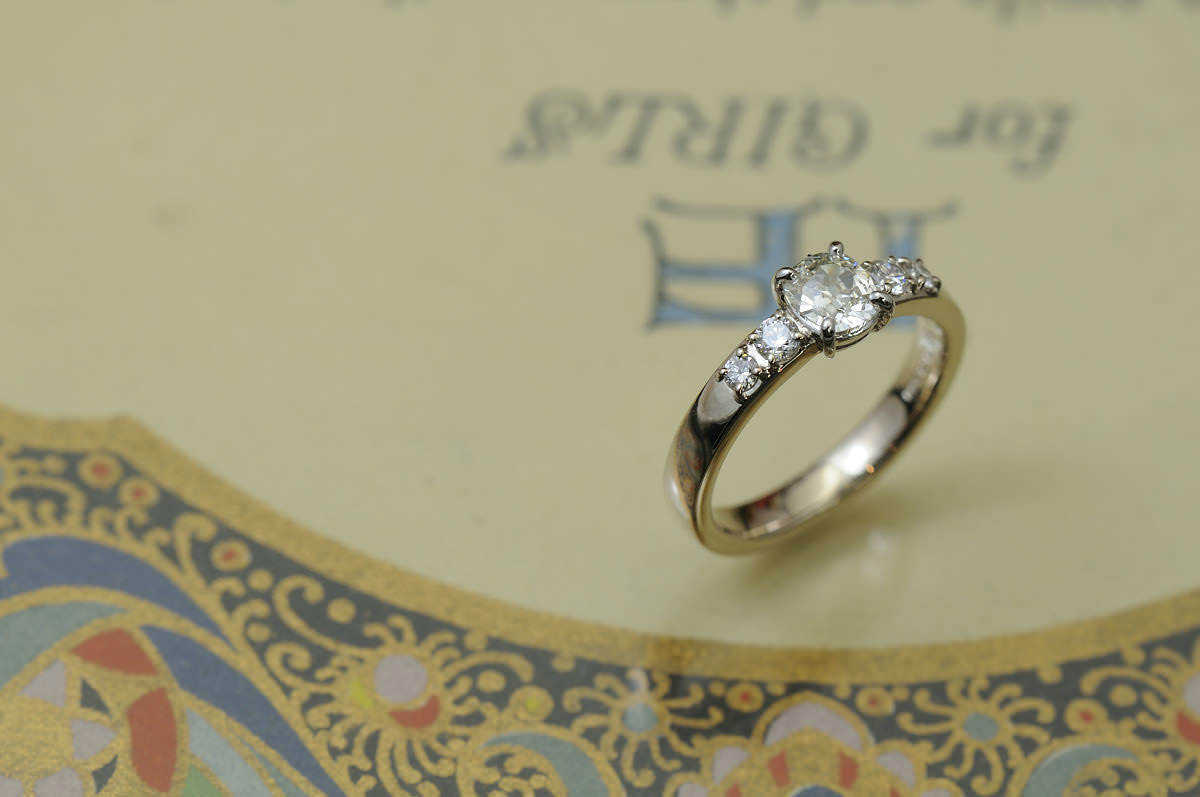 オールドヨーロピアンカットを使ったオーダーメイドの婚約指輪