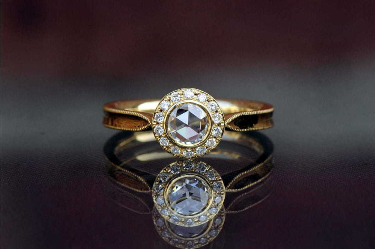 取り巻きローズカットの婚約指輪
