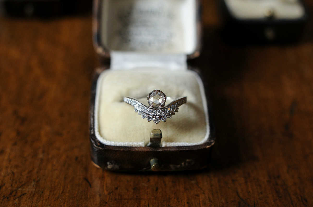 ウェーブスタイルの婚約指輪