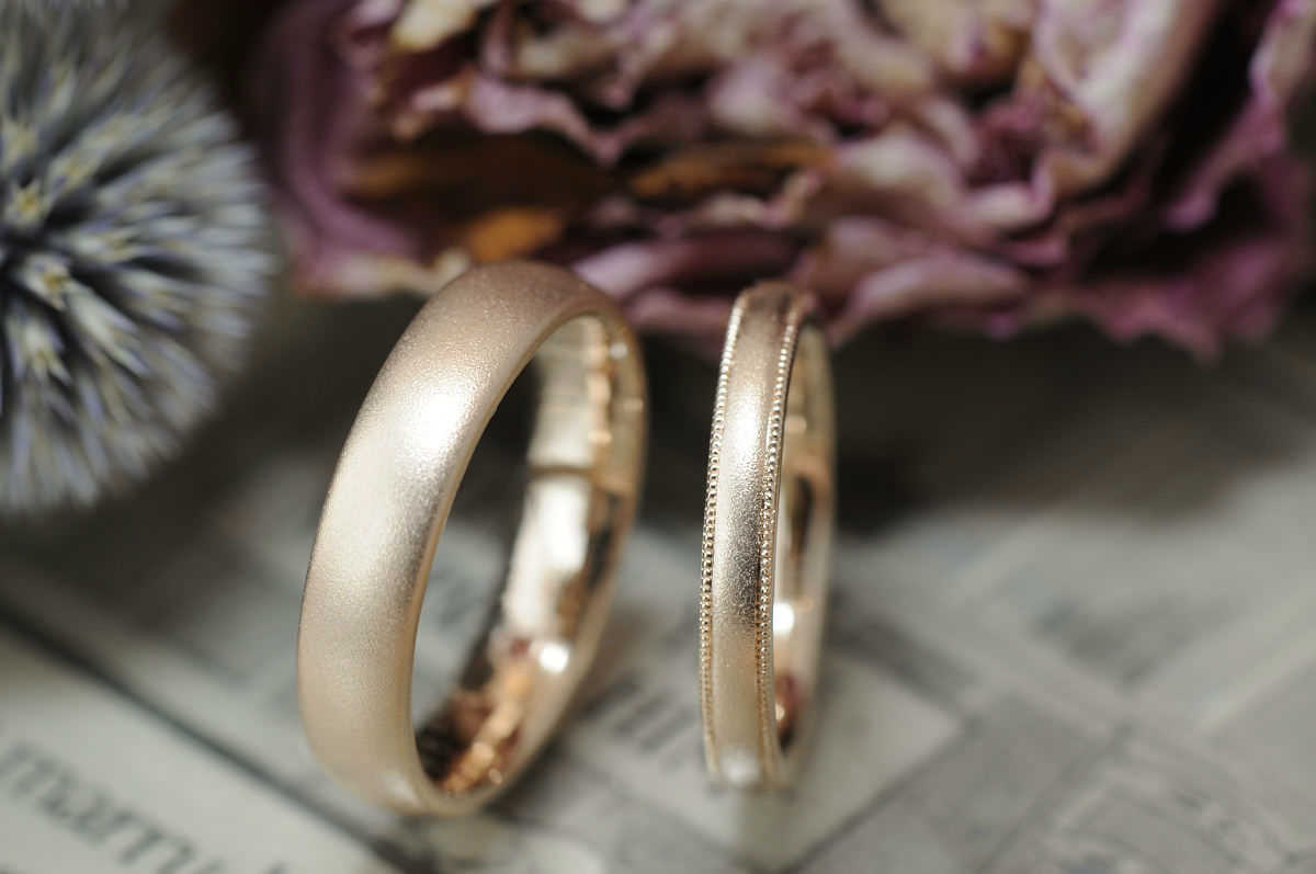 ミルグレイン加工とサンドブラストのローズゴールドの結婚指輪
